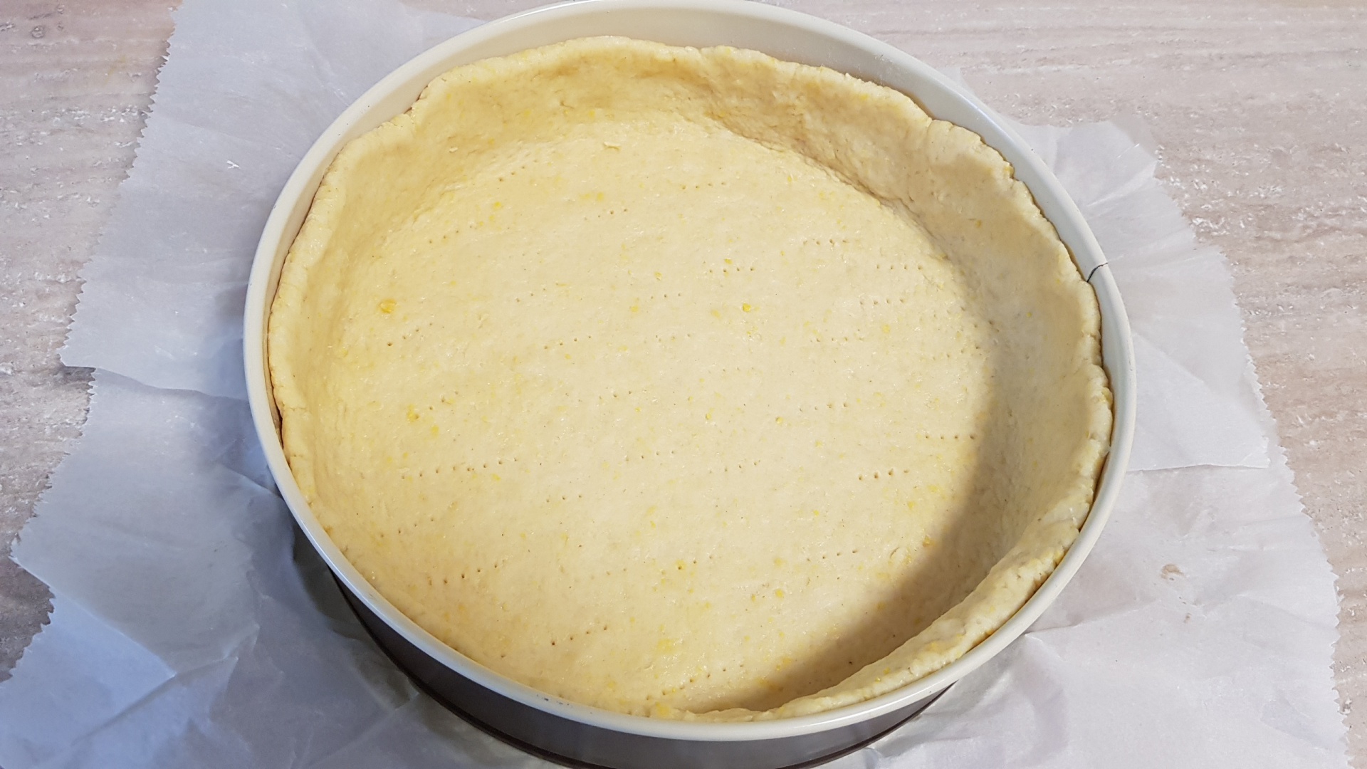 Pasca cu branza, merisoare, stafide si glazura de ciocolata