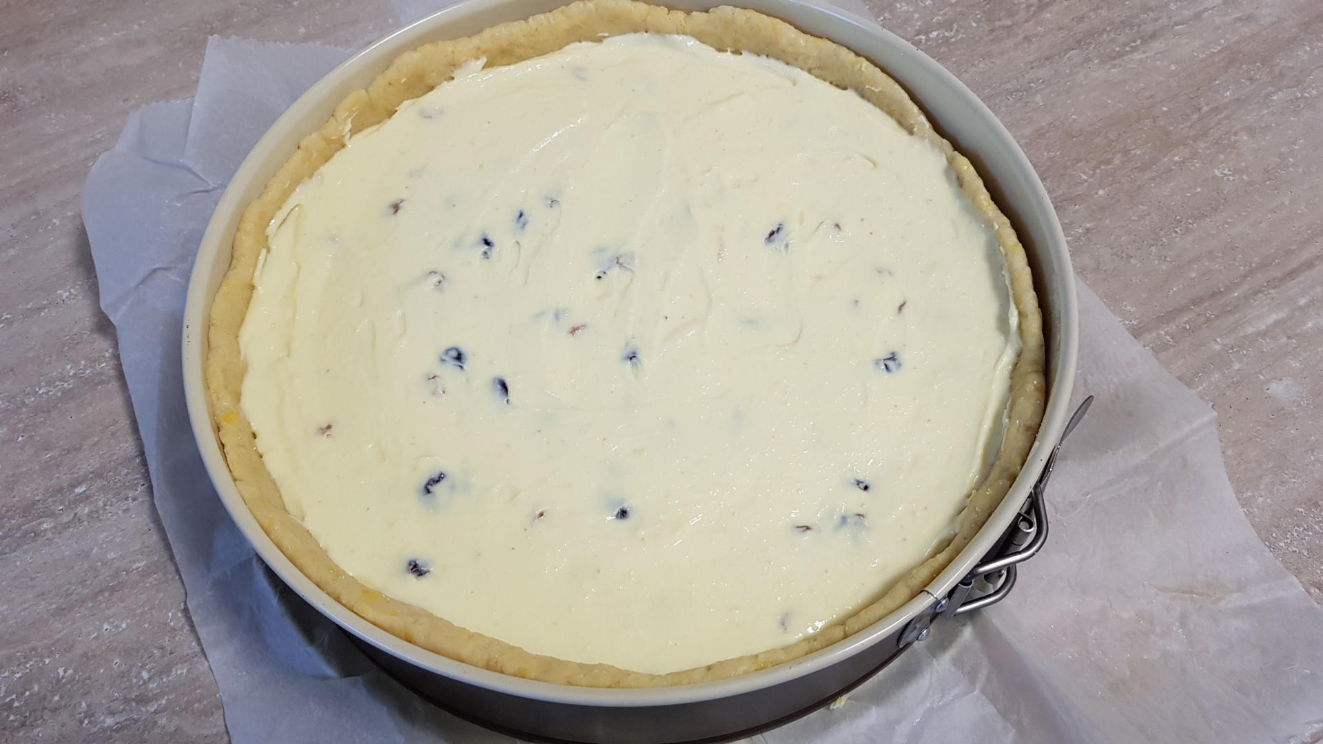 Pasca cu branza, merisoare, stafide si glazura de ciocolata