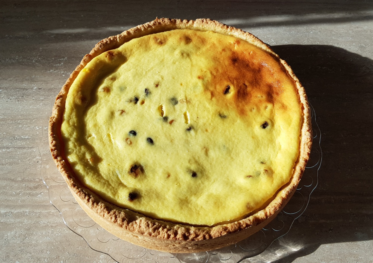 Pasca cu branza, merisoare, stafide si glazura de ciocolata