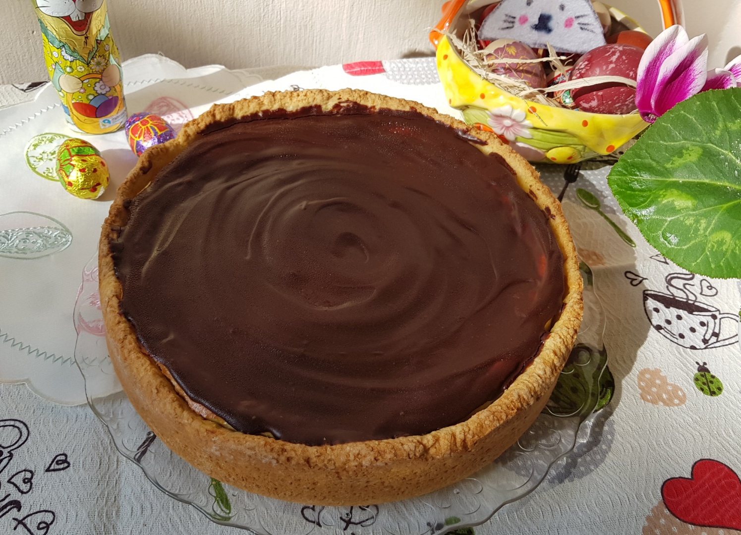 Pasca cu branza, merisoare, stafide si glazura de ciocolata