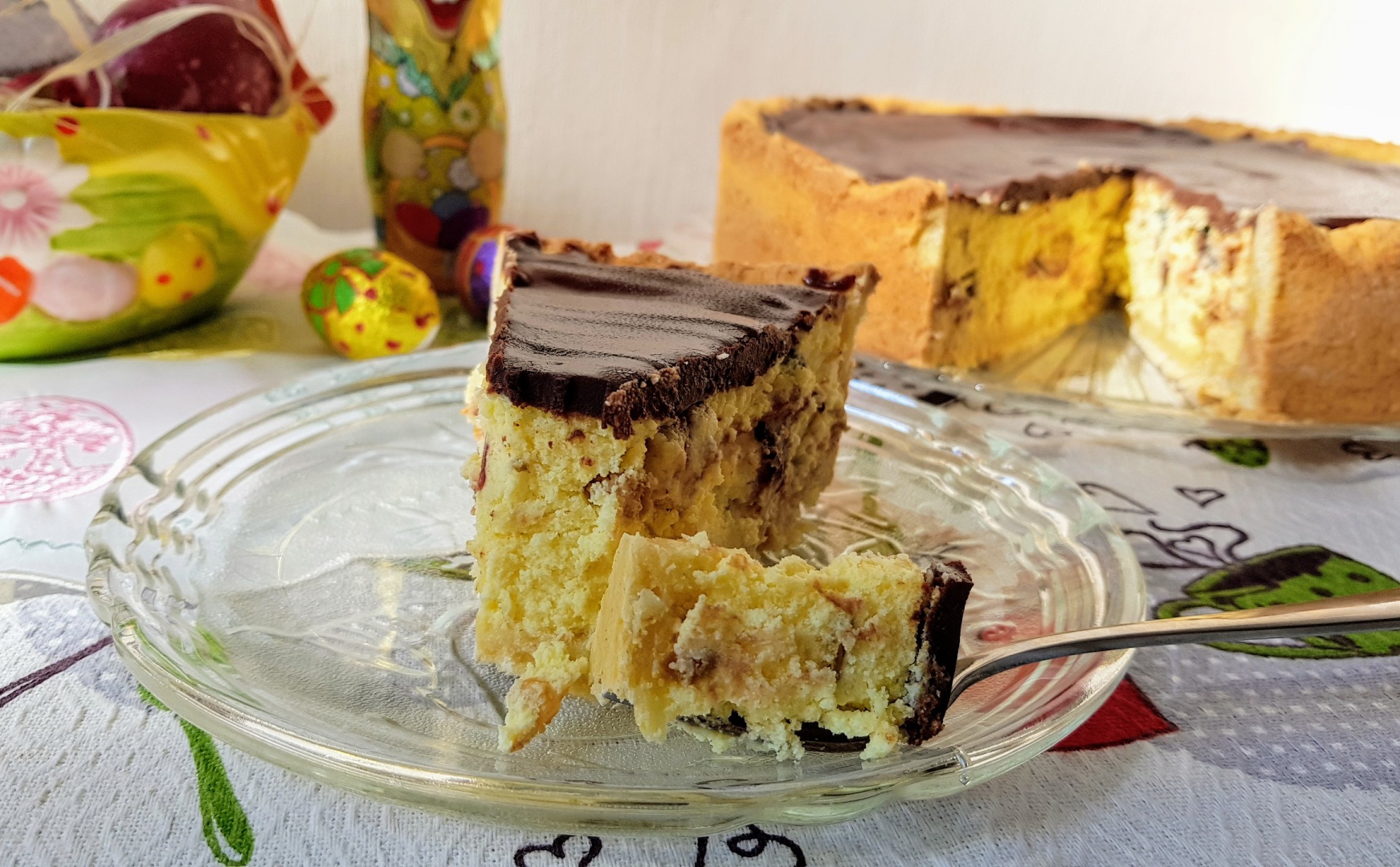 Pasca cu branza, merisoare, stafide si glazura de ciocolata