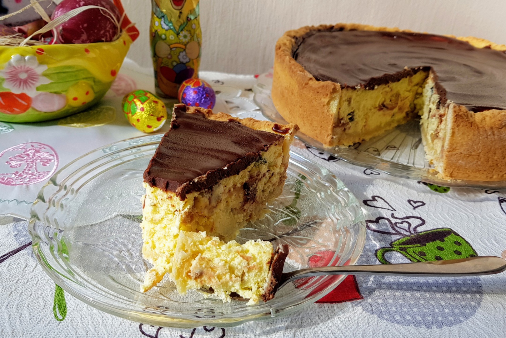 Pasca cu branza, merisoare, stafide si glazura de ciocolata