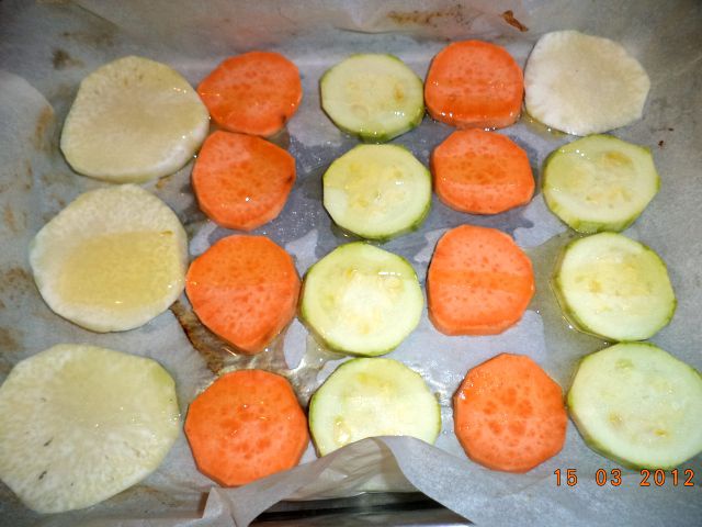 Sandwich-uri de legume (cartofi dulci, gulii si dovlecei) sos de iaurt cu castraveti si flori de tei