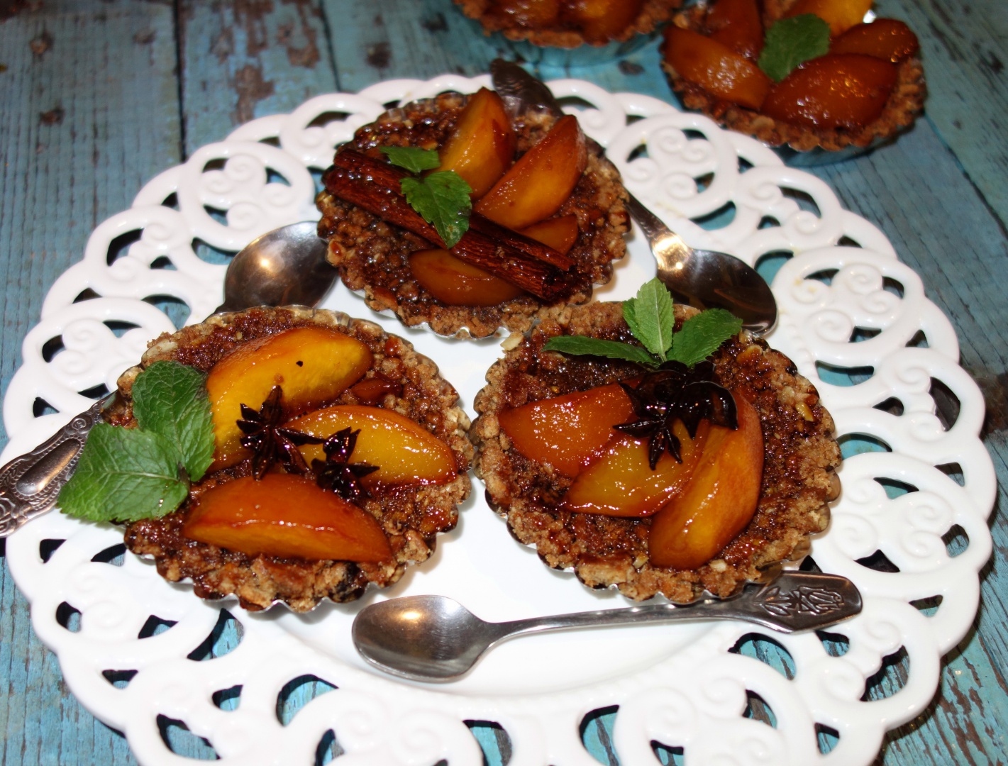 Minitarte cu piersici caramelizate