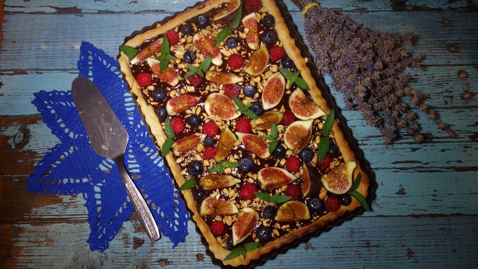 Tarta cu smochine, fructe de padure si doua creme