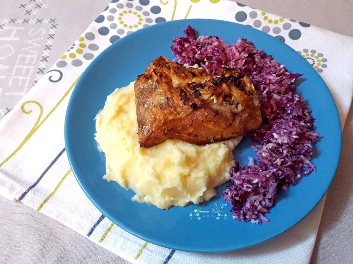 Pui fript pe gratar, cu piure si salata de varza