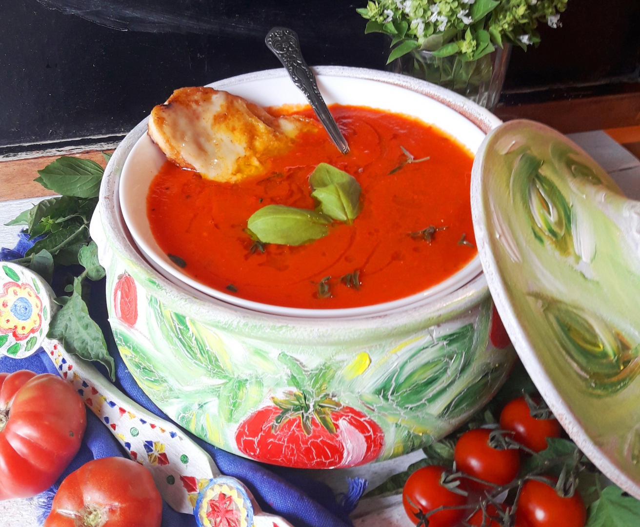 Supa de vara de rosii coapte, cu paine prajita cu cascaval