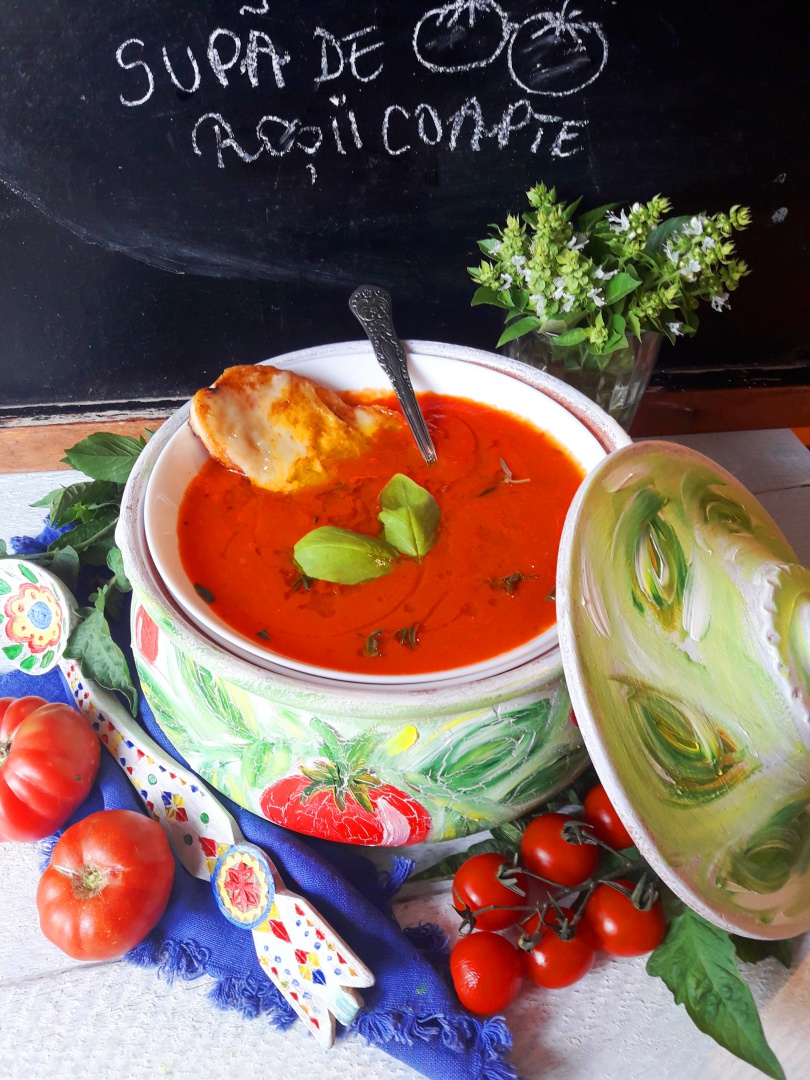 Supa de vara de rosii coapte, cu paine prajita cu cascaval