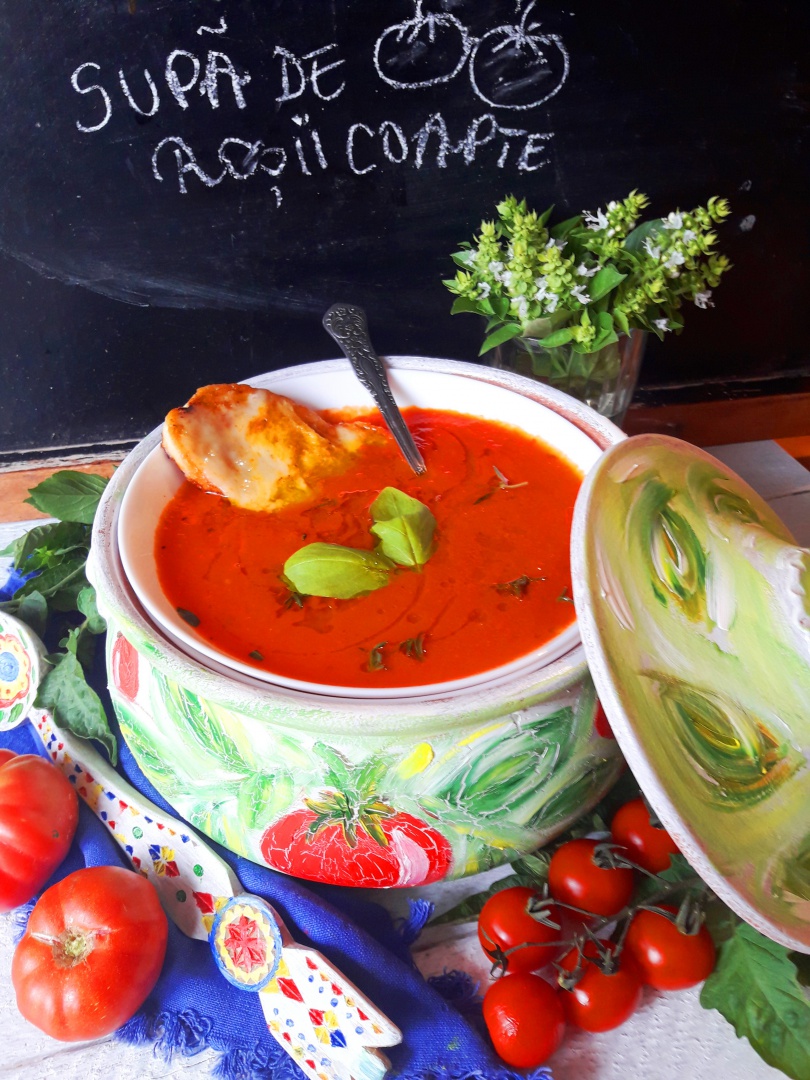 Supa de vara de rosii coapte, cu paine prajita cu cascaval