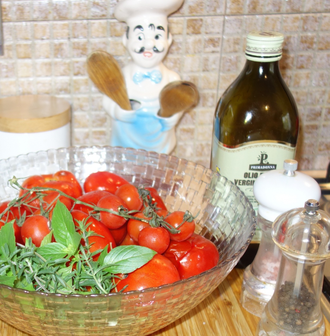 Supa de vara de rosii coapte, cu paine prajita cu cascaval