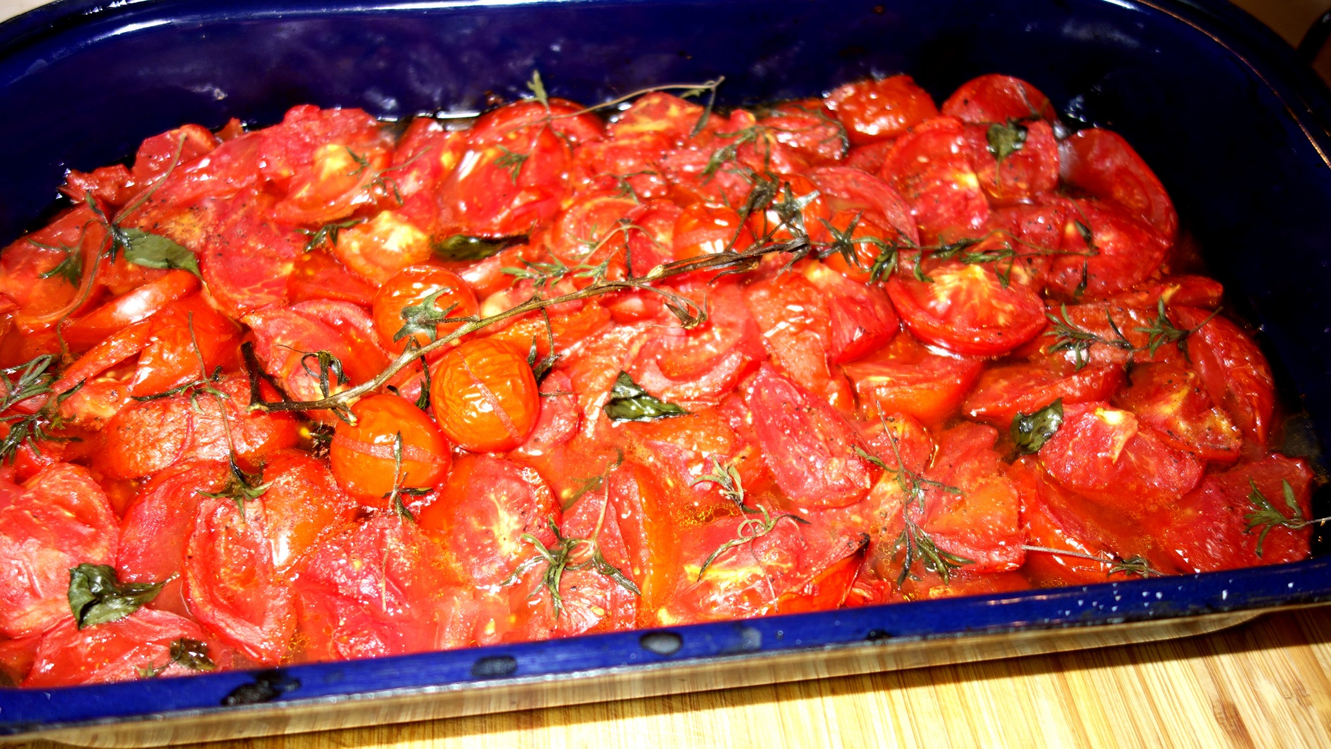 Supa de vara de rosii coapte, cu paine prajita cu cascaval