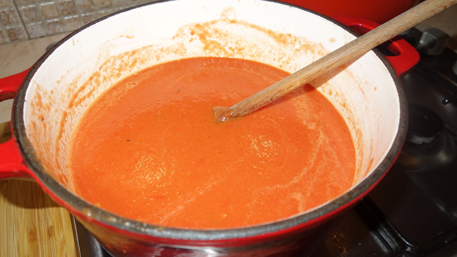 Supa de vara de rosii coapte, cu paine prajita cu cascaval