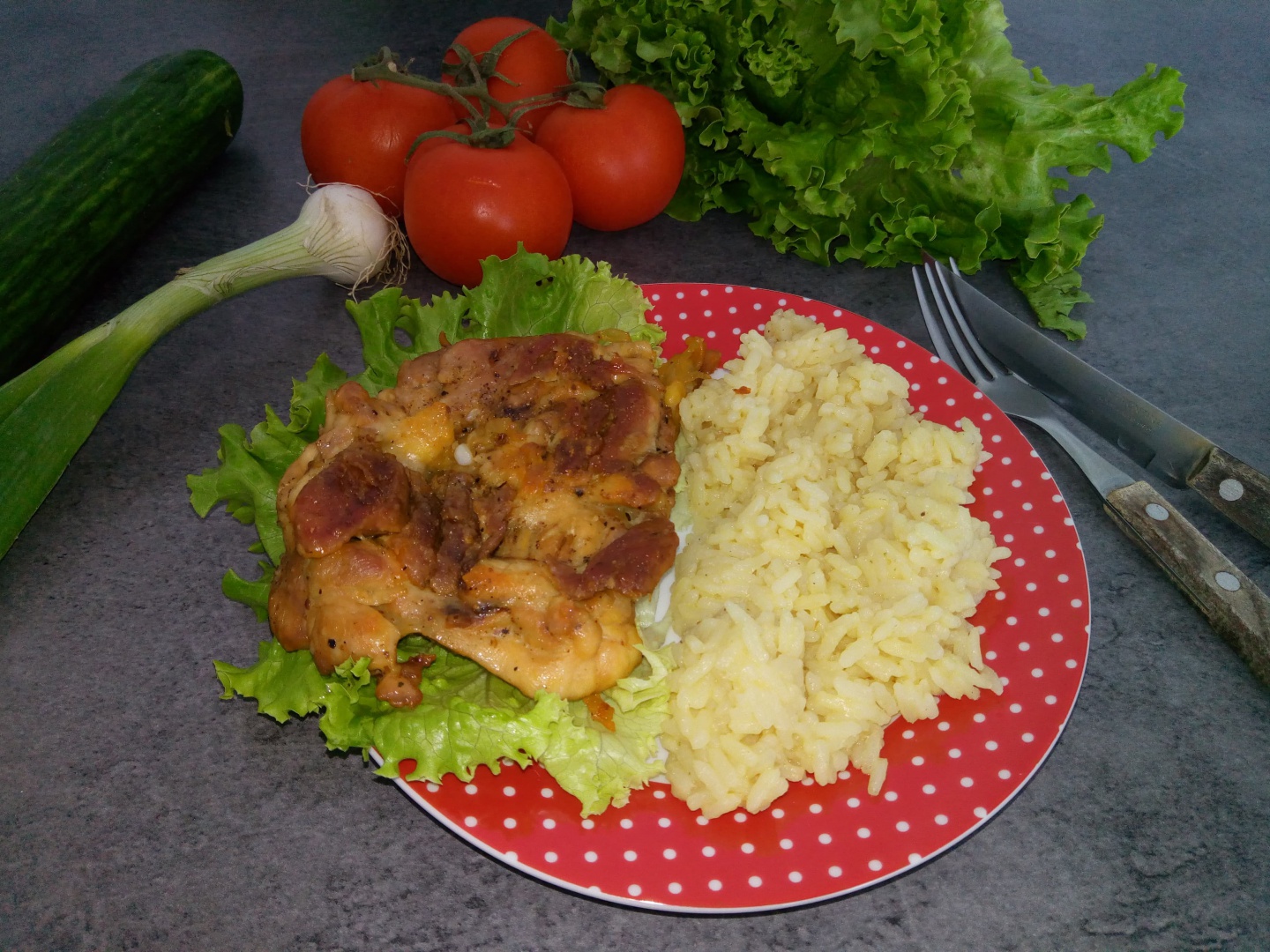 Pulpe de pui pe grill cu garnitura de orez