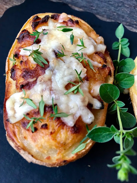 Cartofi dublu copti, umpluti cu branza de vaci si sunca