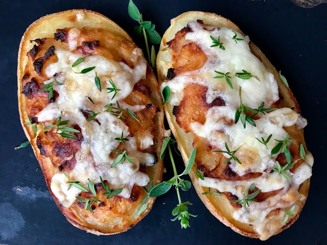 Cartofi dublu copti, umpluti cu branza de vaci si sunca