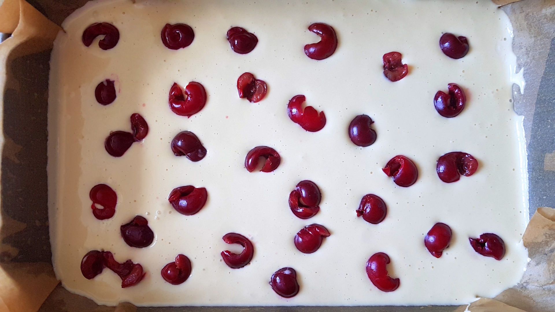 Prajitura turnata cu branza si visine