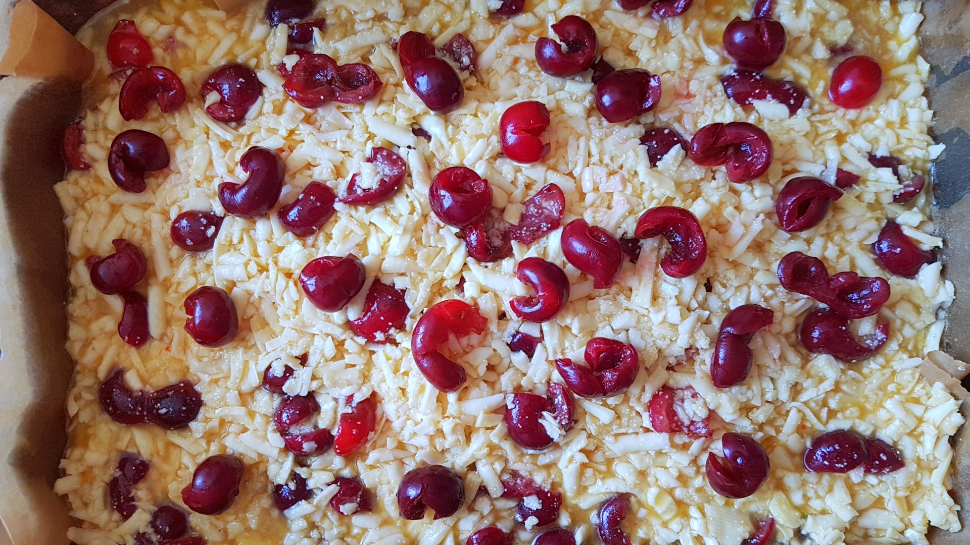 Prajitura turnata cu branza si visine