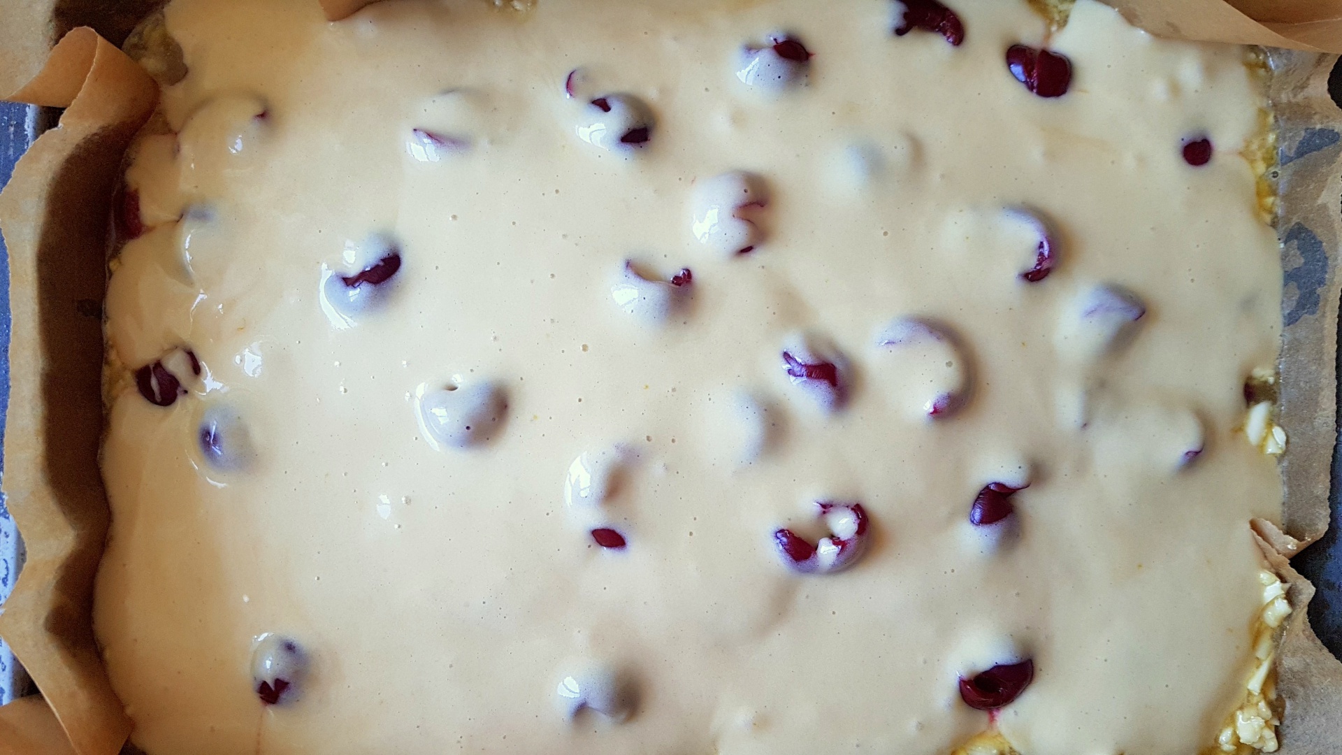 Prajitura turnata cu branza si visine