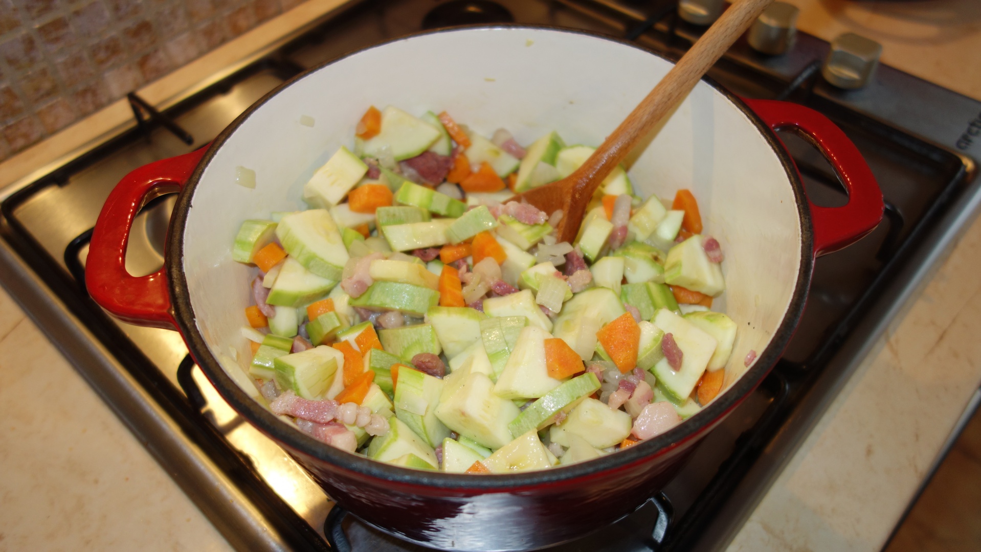 Ciorba de dovlecei si bacon dreasa cu iaurt si ou