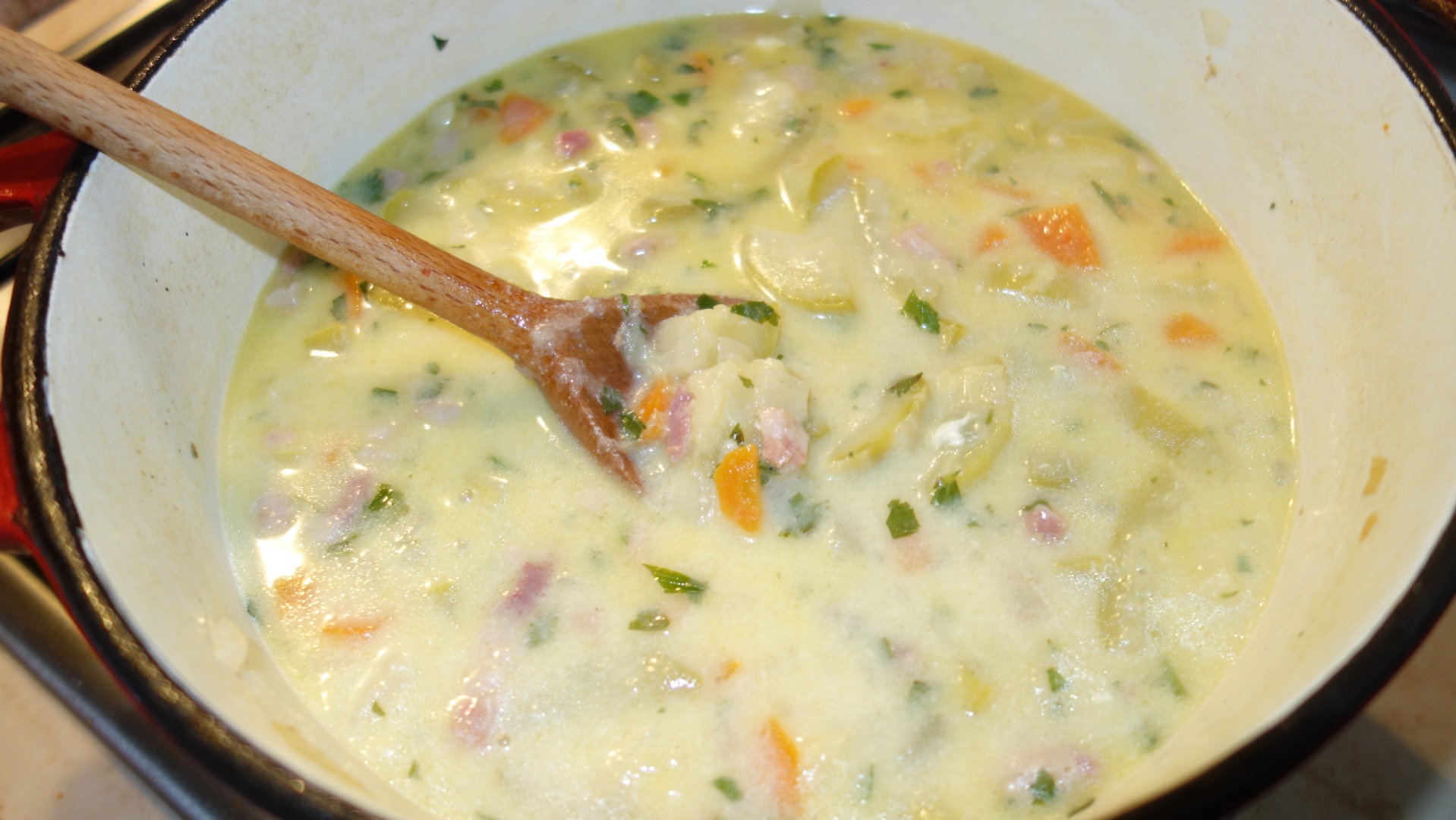 Ciorba de dovlecei si bacon dreasa cu iaurt si ou