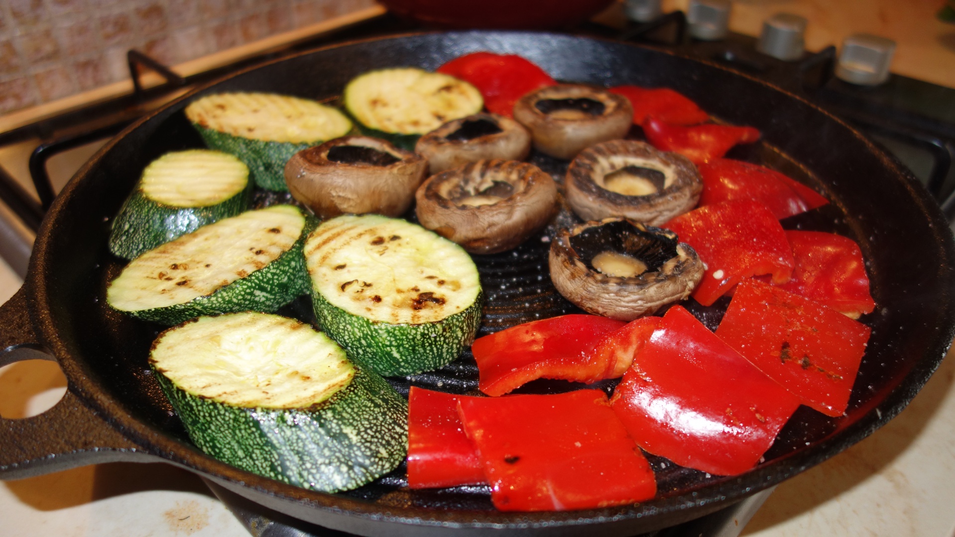 Ciocanele de pui cu legume pe disc de fonta cu sos de iaurt si usturoi