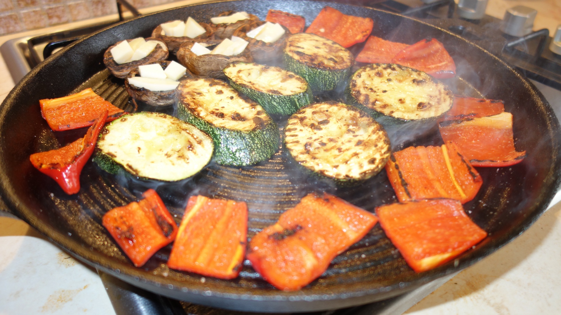 Ciocanele de pui cu legume pe disc de fonta cu sos de iaurt si usturoi