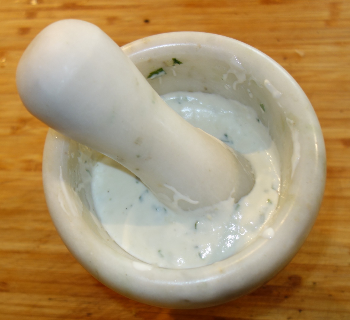 Ciocanele de pui cu legume pe disc de fonta cu sos de iaurt si usturoi