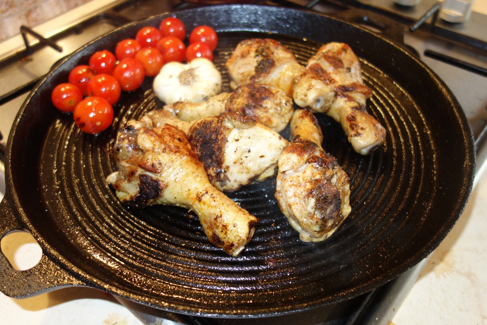 Ciocanele de pui cu legume pe disc de fonta cu sos de iaurt si usturoi