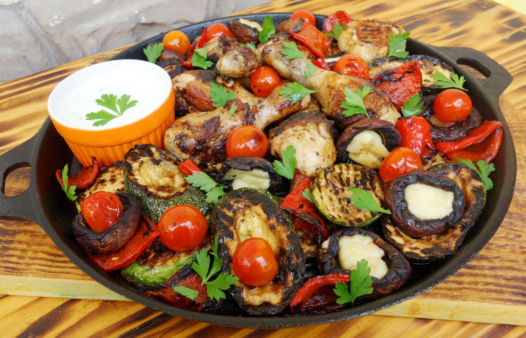 Ciocanele de pui cu legume pe disc de fonta cu sos de iaurt si usturoi