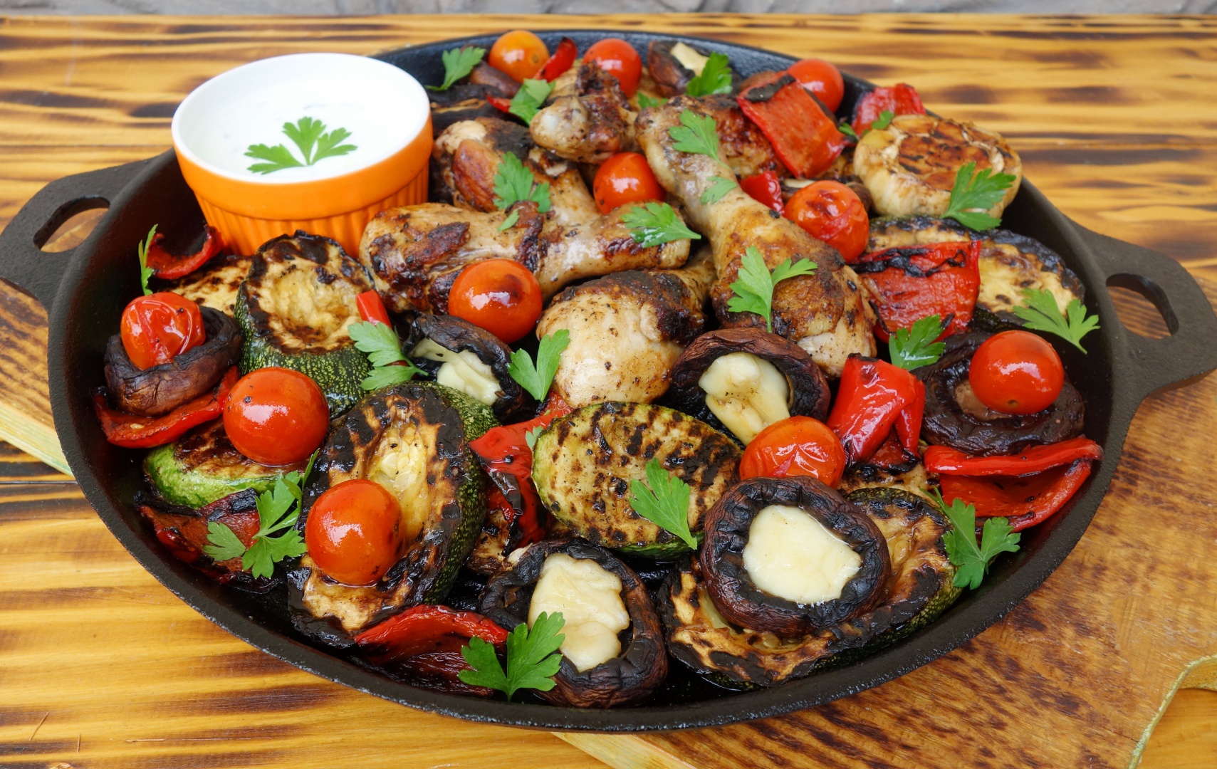 Ciocanele de pui cu legume pe disc de fonta cu sos de iaurt si usturoi