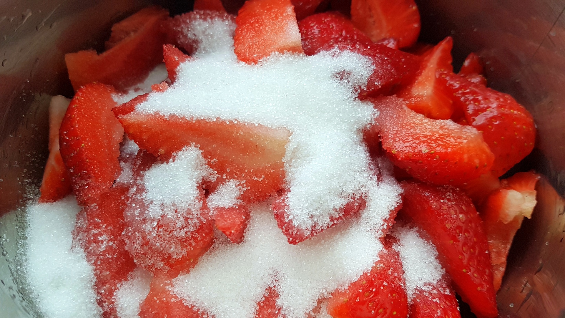 Tort de inghetata cu banane si capsuni. Un deliciu aromat si racoritor