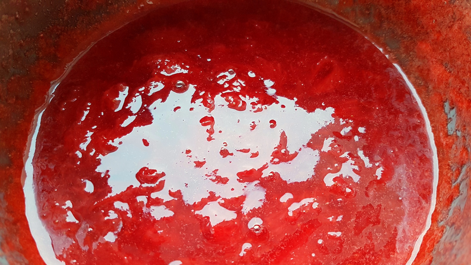 Tort de inghetata cu banane si capsuni. Un deliciu aromat si racoritor