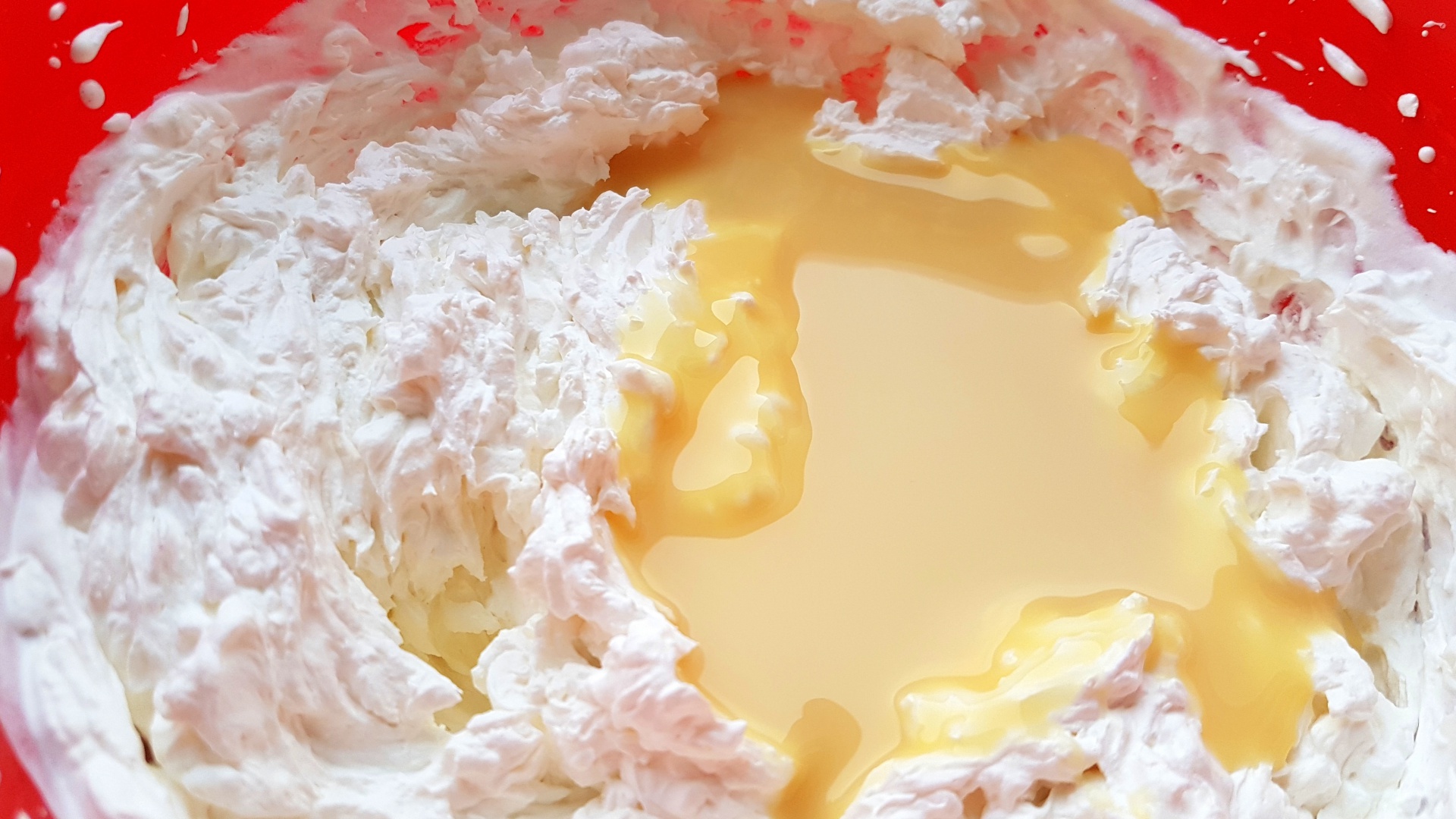 Tort de inghetata cu banane si capsuni. Un deliciu aromat si racoritor