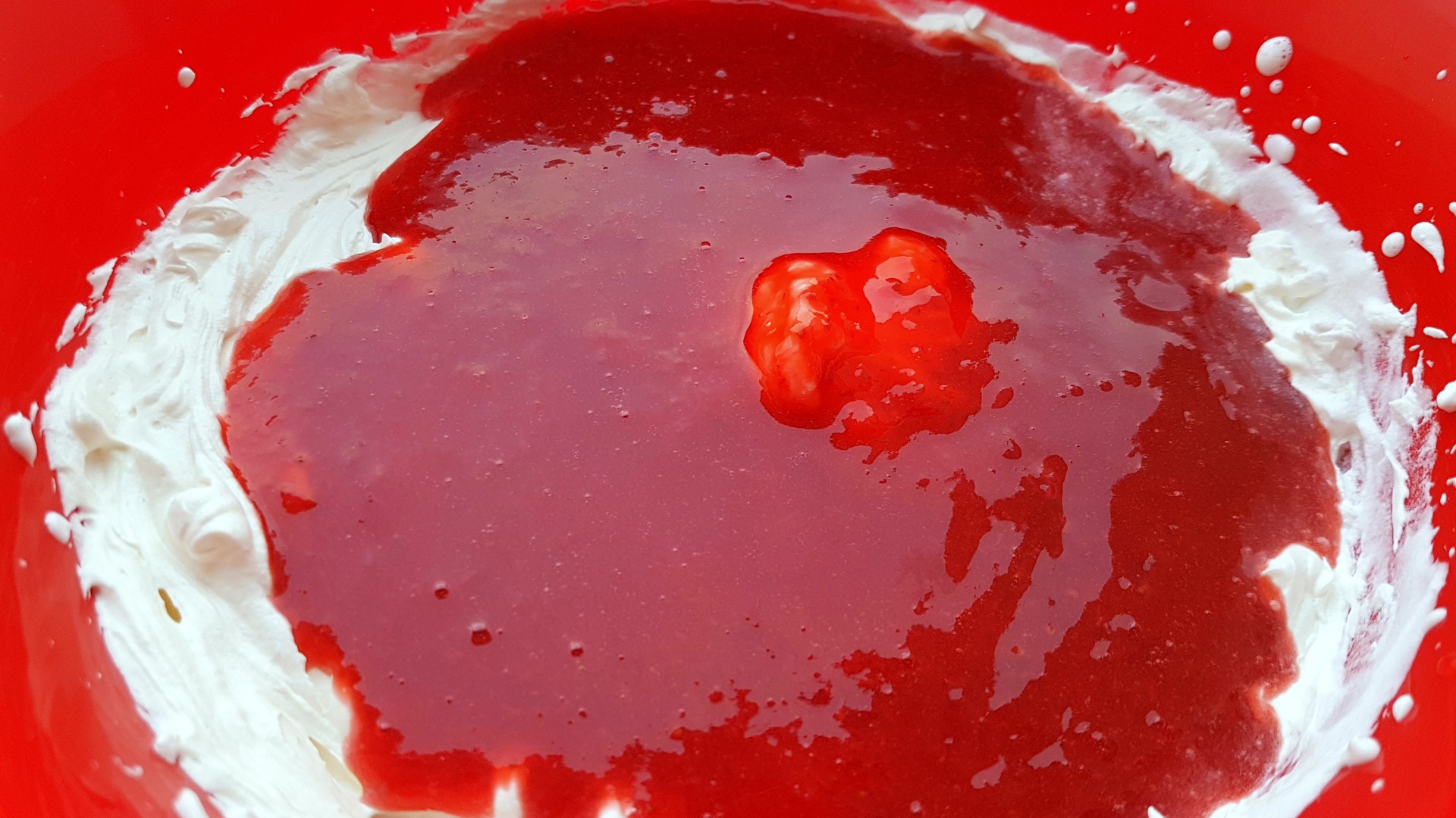 Tort de inghetata cu banane si capsuni. Un deliciu aromat si racoritor