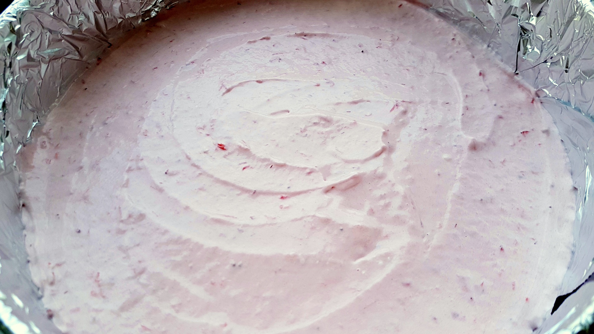 Tort de inghetata cu banane si capsuni. Un deliciu aromat si racoritor