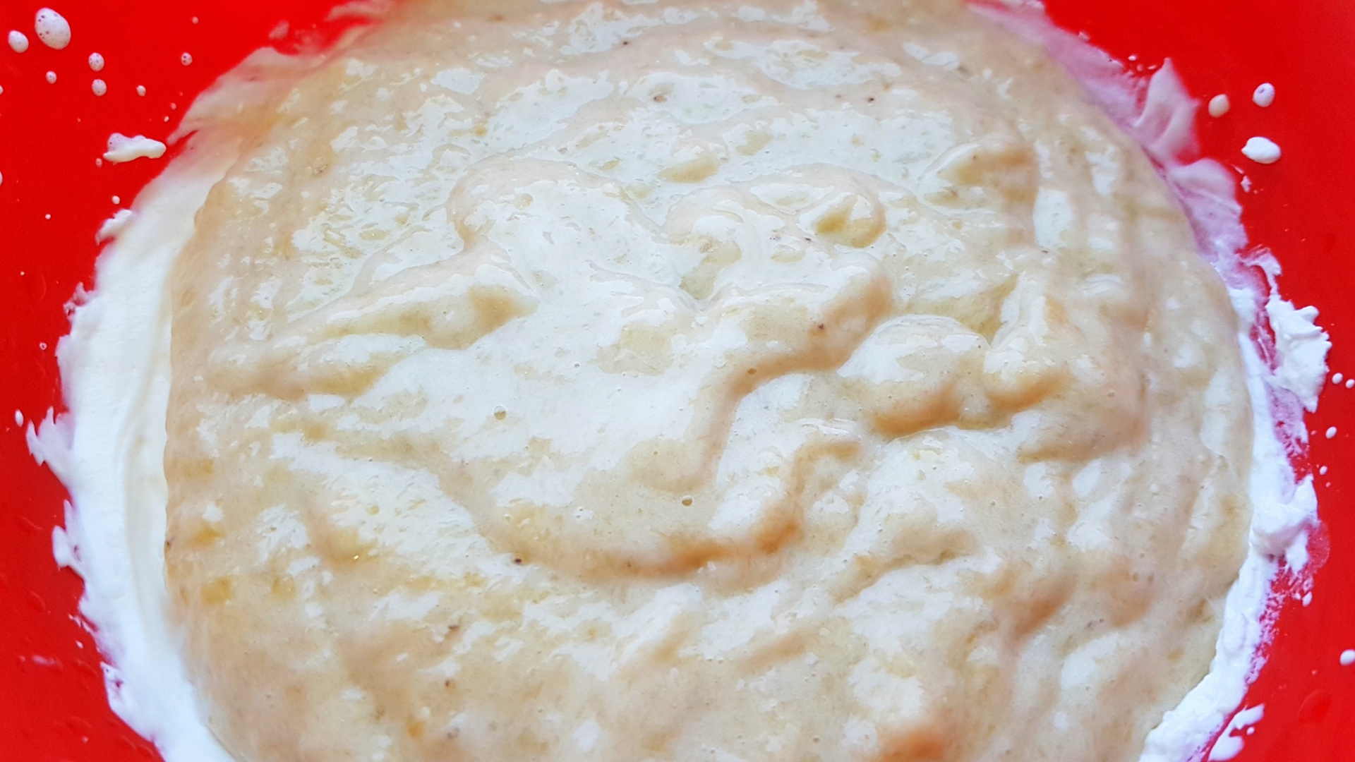 Tort de inghetata cu banane si capsuni. Un deliciu aromat si racoritor