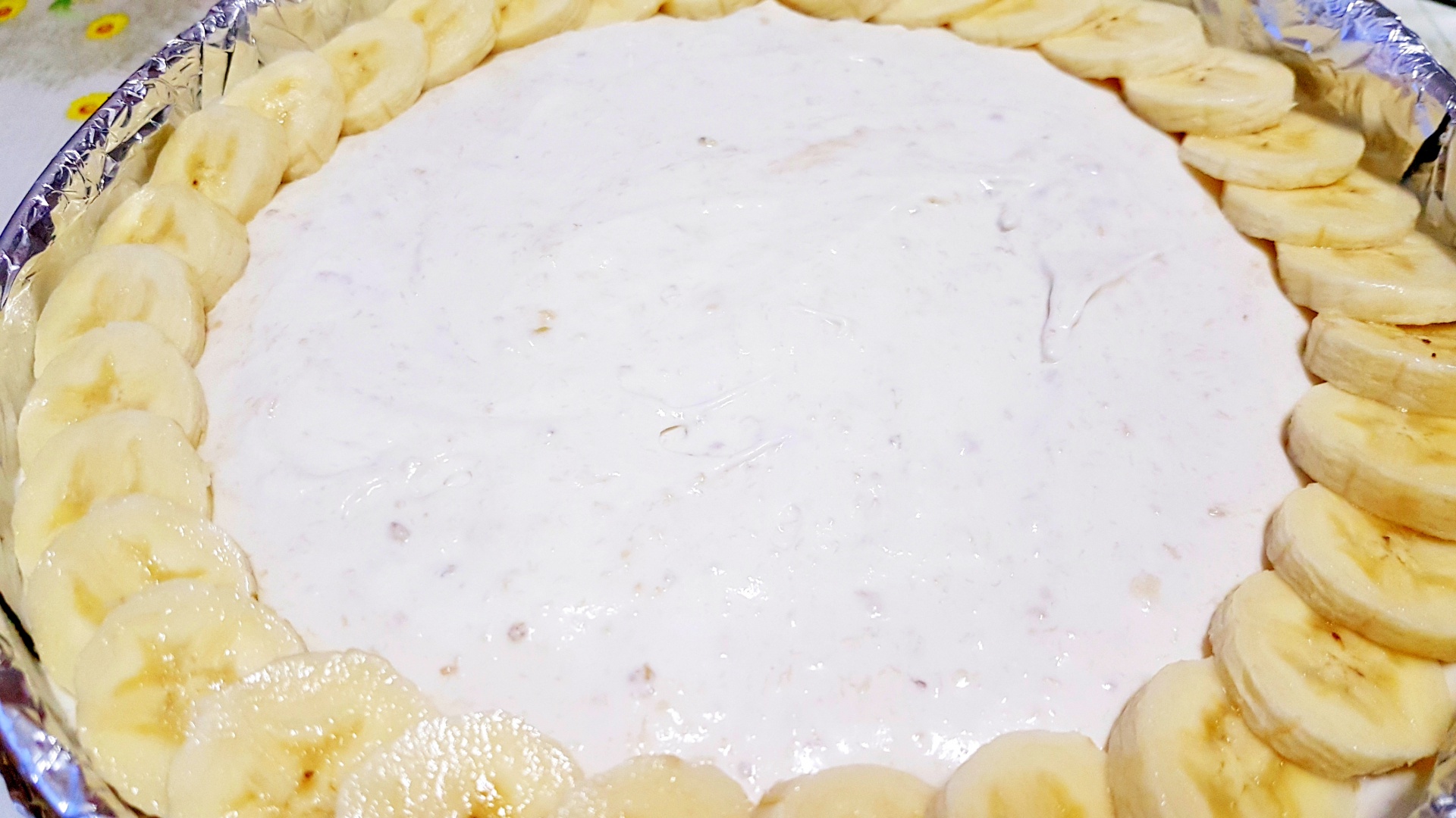 Tort de inghetata cu banane si capsuni. Un deliciu aromat si racoritor