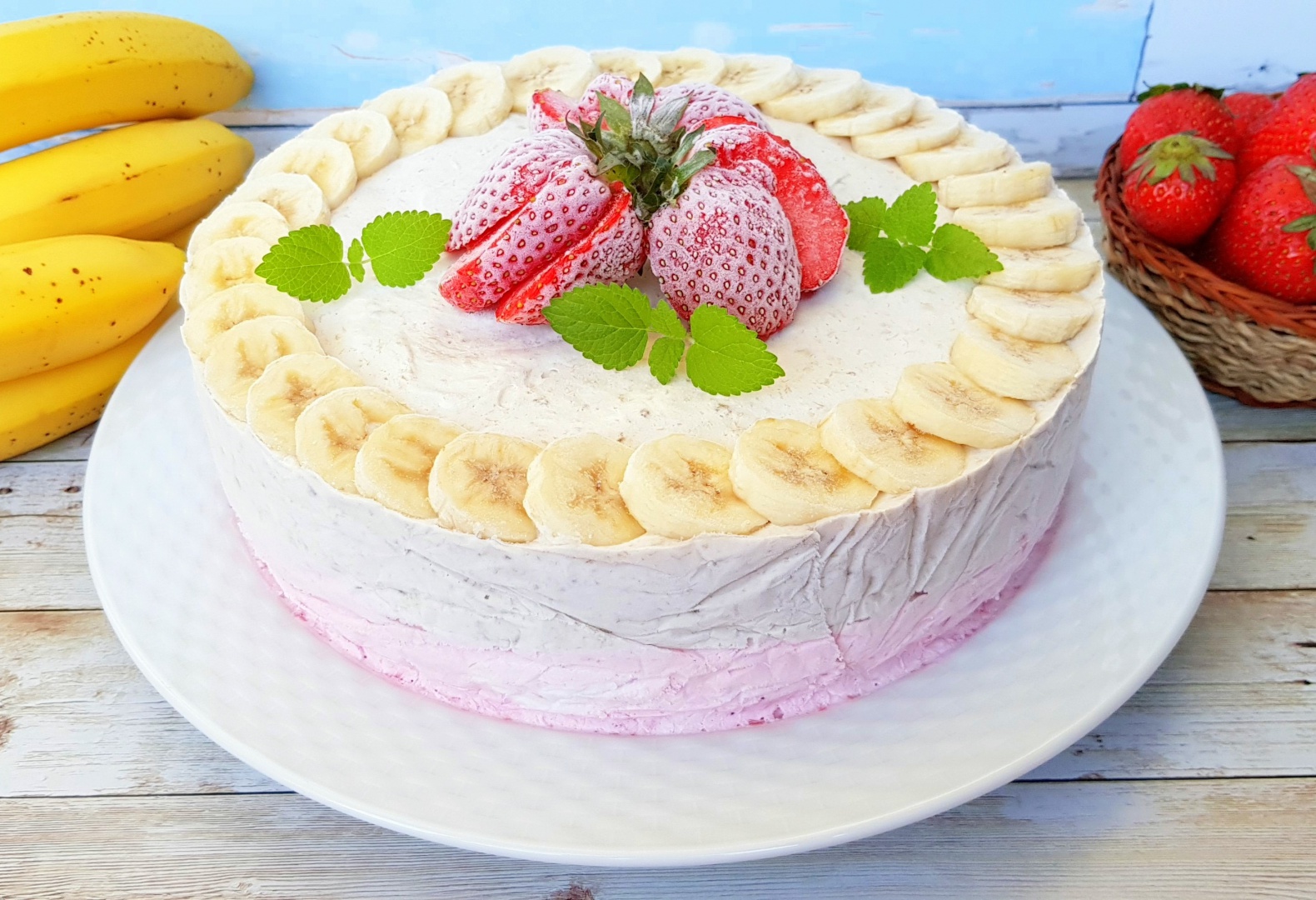 Tort de inghetata cu banane si capsuni. Un deliciu aromat si racoritor