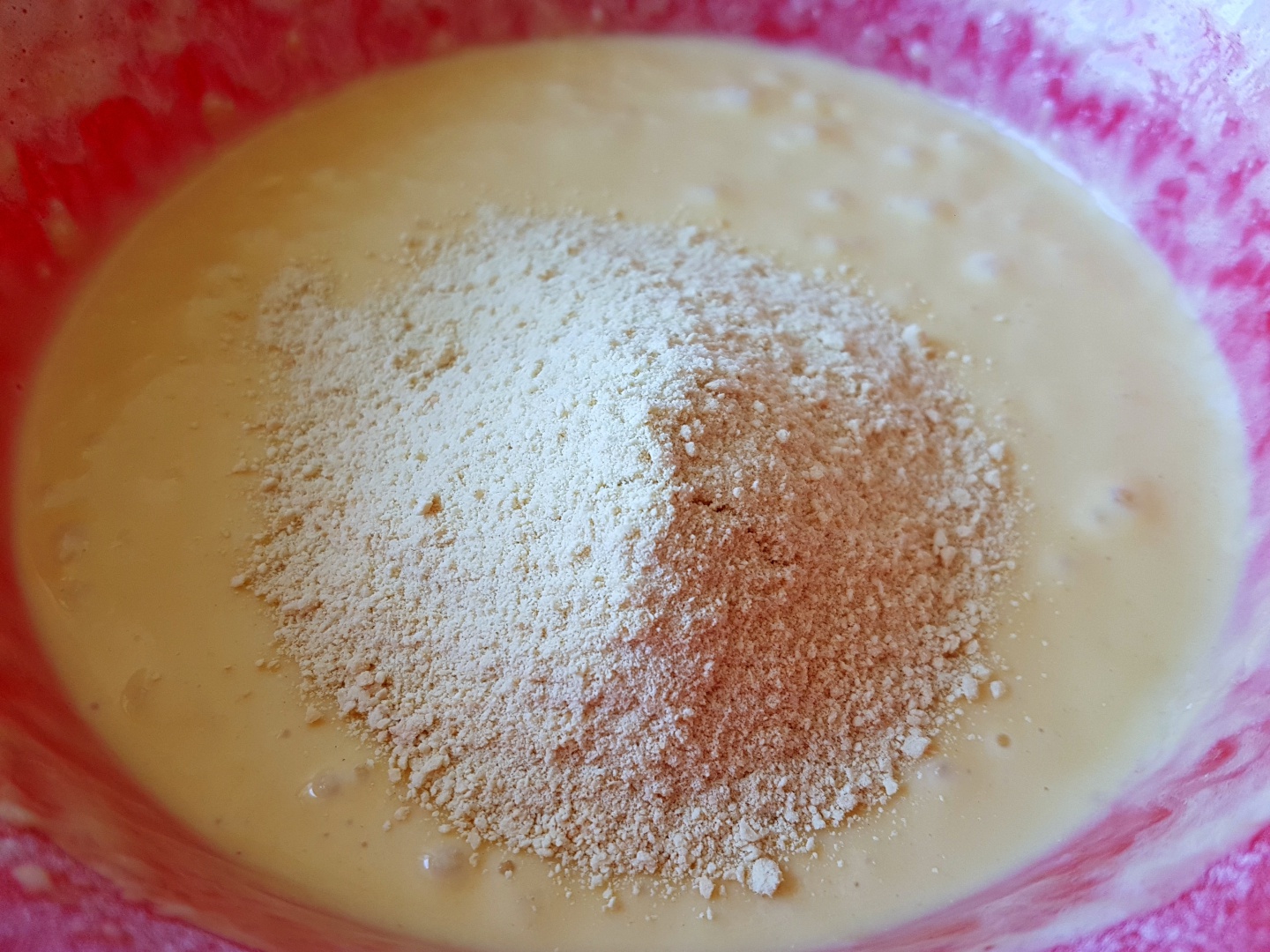 Prajitura rasturnata cu prune si nuci