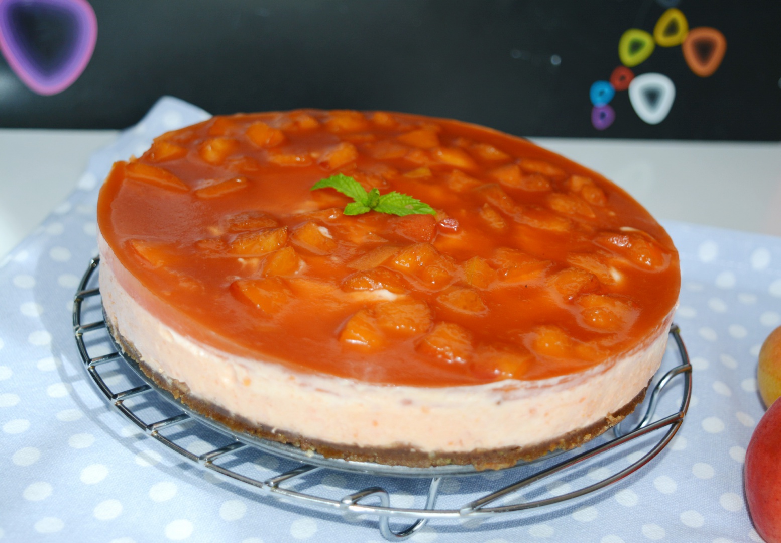 Cheesecake fara coacere cu caise. Reteta rapida si delicioasa