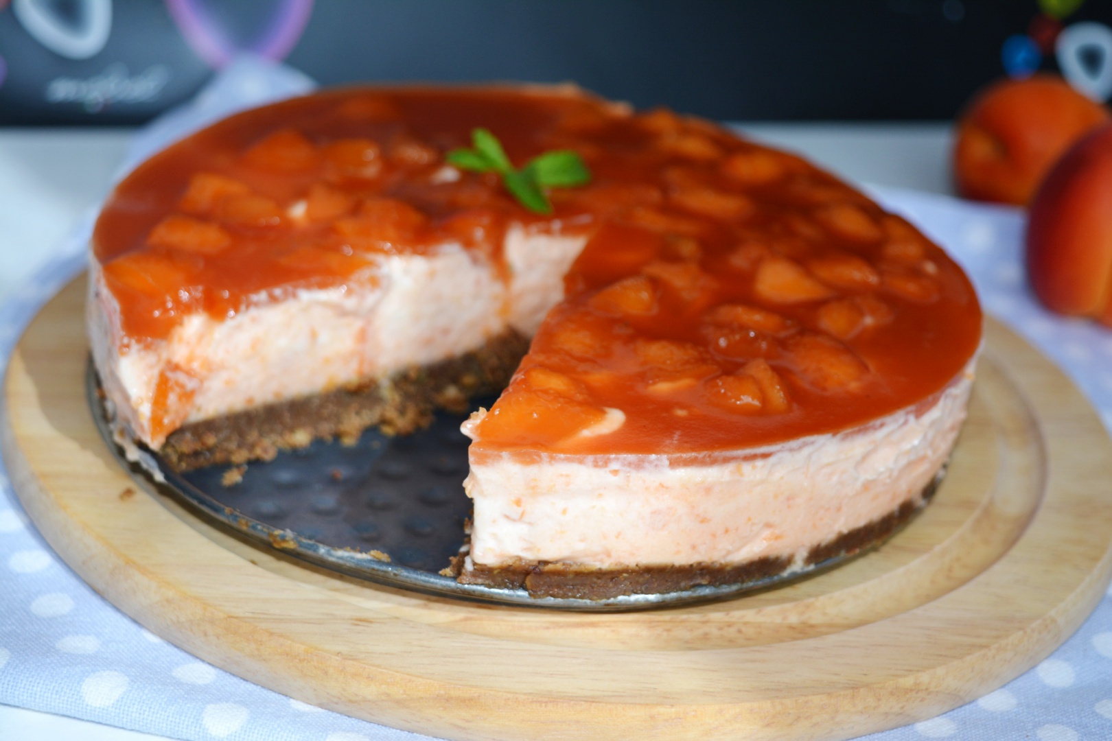 Cheesecake fara coacere cu caise. Reteta rapida si delicioasa