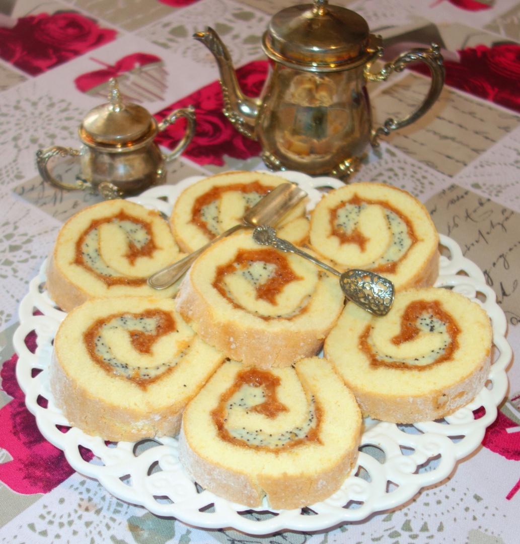 Rulada cu piure de piersici, crema de vanilie si mac