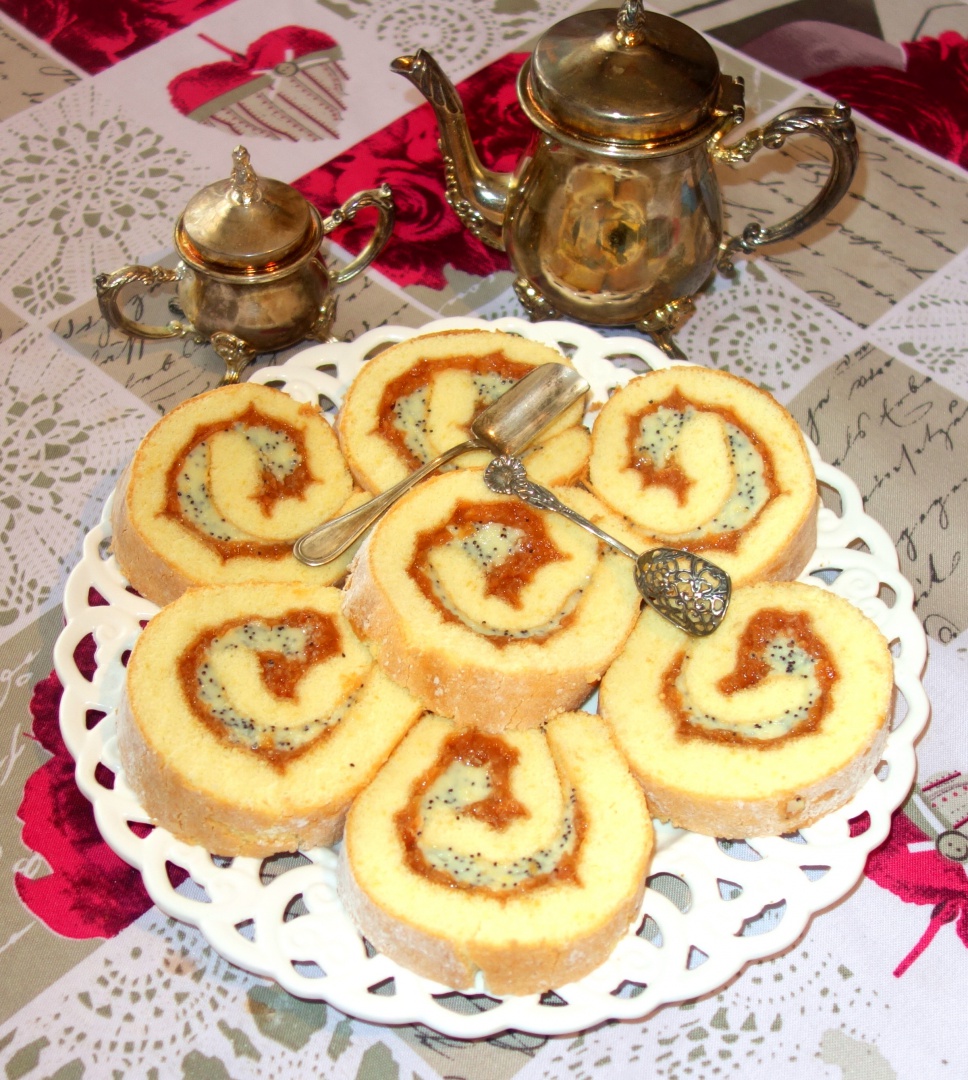 Rulada cu piure de piersici, crema de vanilie si mac