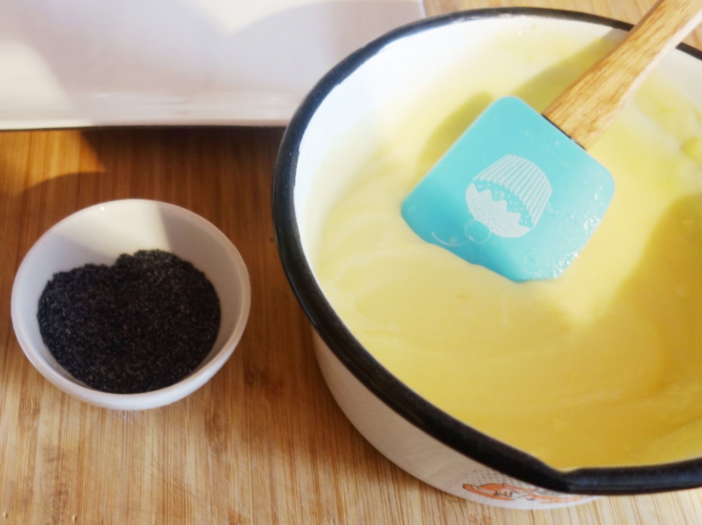 Rulada cu piure de piersici, crema de vanilie si mac