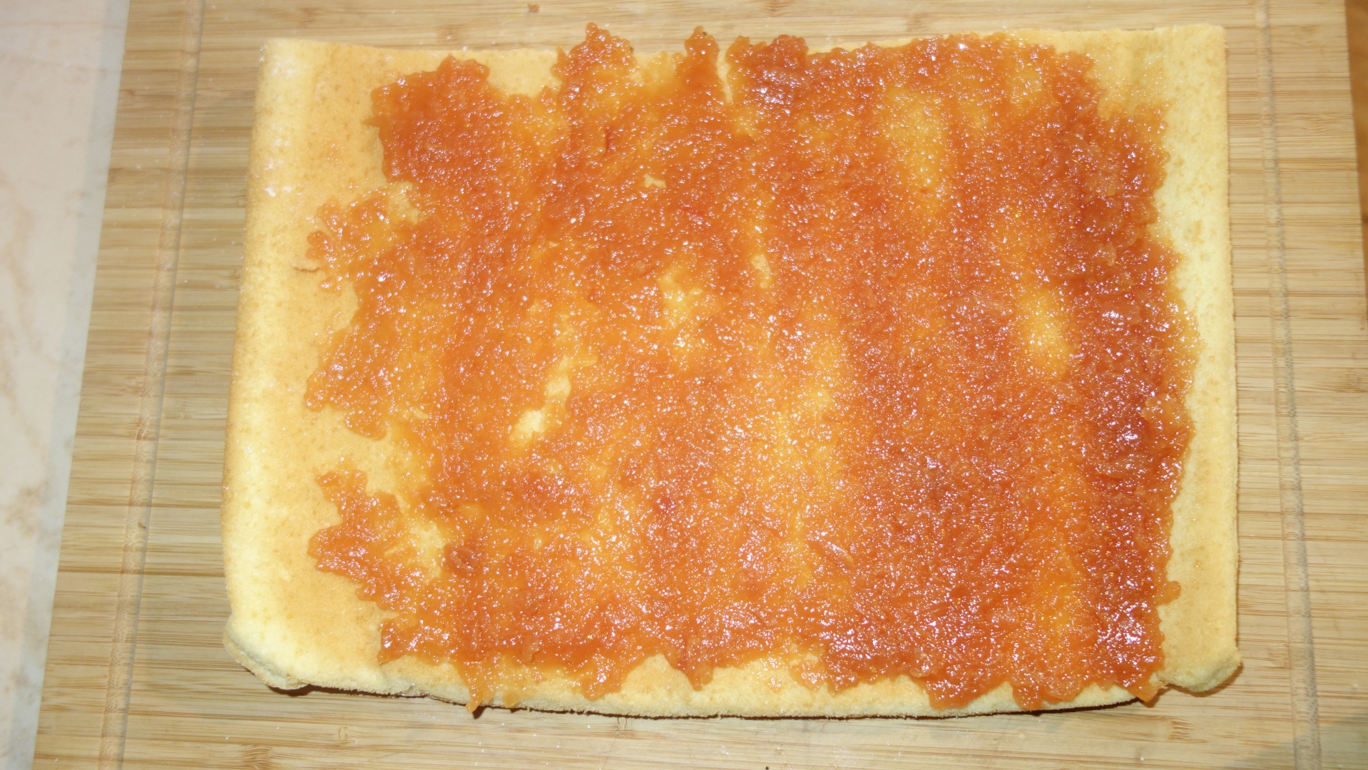 Rulada cu piure de piersici, crema de vanilie si mac