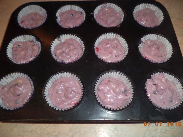 Briose cu fructe de padure si ciocolata alba