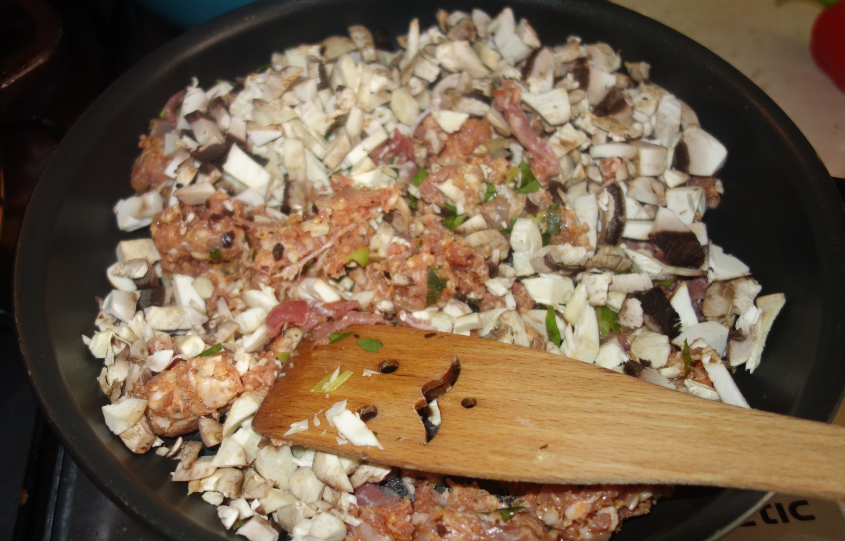 Portofele de ardei kapia cu carne tocata, ciuperci si cascaval