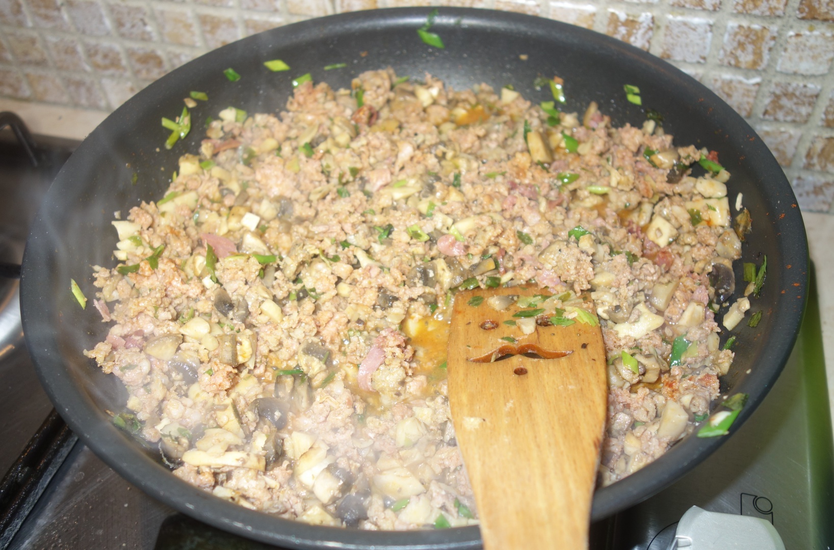 Portofele de ardei kapia cu carne tocata, ciuperci si cascaval