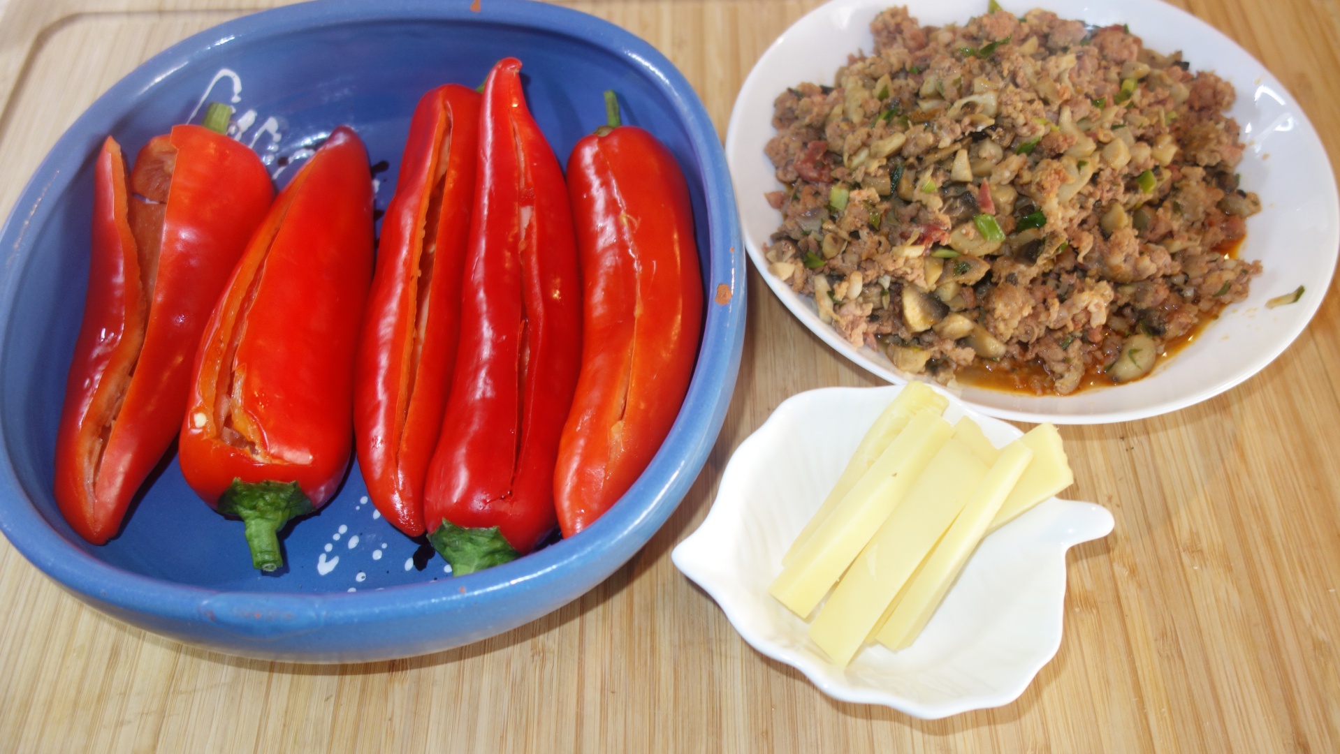 Portofele de ardei kapia cu carne tocata, ciuperci si cascaval