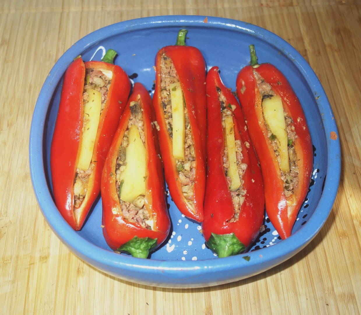 Portofele de ardei kapia cu carne tocata, ciuperci si cascaval